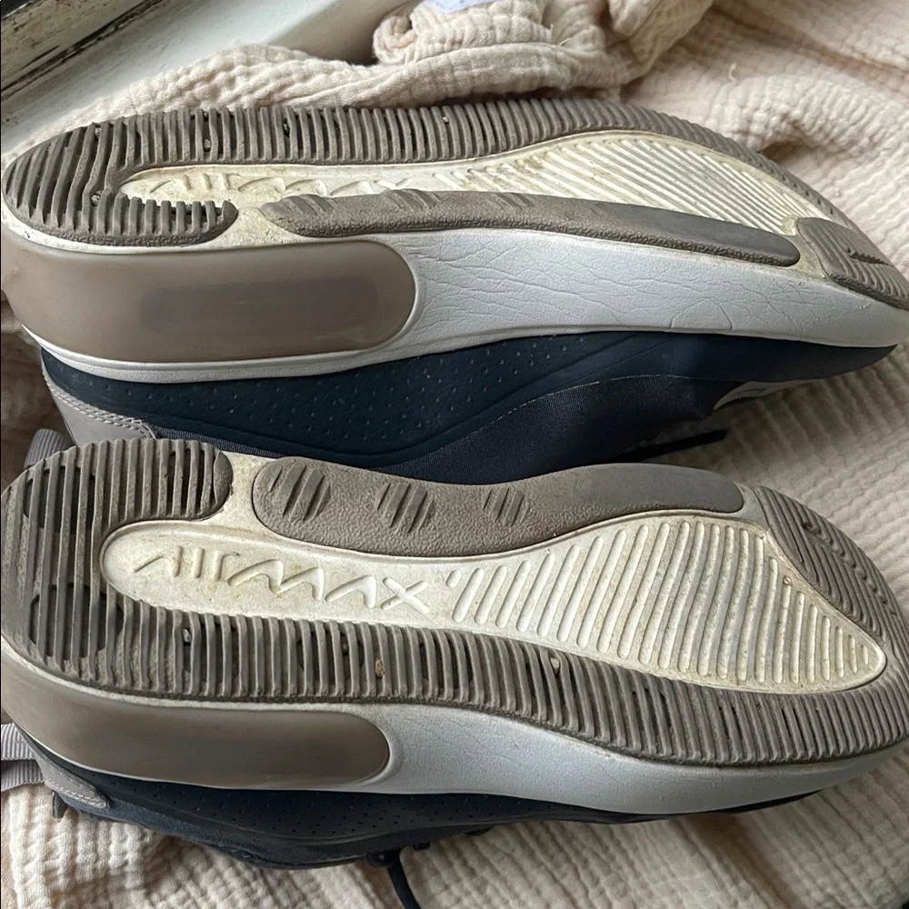 Nike Air Max women’s  Black and Gray Sneakers - Picture 8 of 8